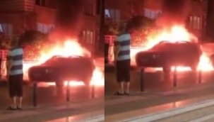 Park halindeki 2 otomobil alev alev yandı