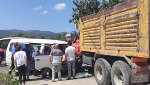 Sıkışan minibüs sürücüsünü itfaiye kurtardı