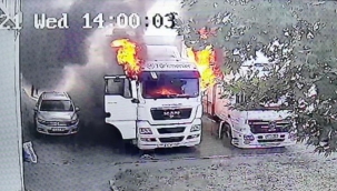 Sürücü yanan tırdan saniyelerle kurtuldu