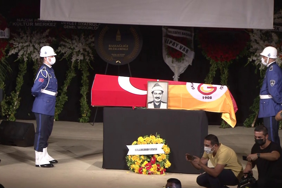 Usta tiyatrocu Ferhan Şensoy'a ilk veda Ses Tiyatrosu'nda