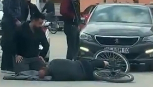 Yaralanan sürücünün başında bekledi