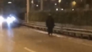 Yolun ortasında yürüdü, faciadan kıl payı dönüldü