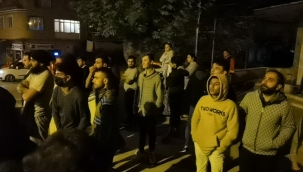 Apartmanın çatısı alev alev yandı.. Onlarca kişi sokağa çıkıp izledi