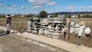 Beton mikseri tarlaya devrildi; 1 yaralı