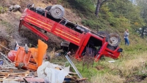 Freni patlayan kamyonet şarampole yuvarlandı: 3 yaralı