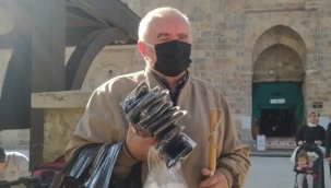 Görme engelli adam sokak sokak gezip çorap satıyor