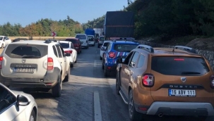 Kamyon alev aldı, Ankara yolu ulaşıma kapandı