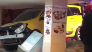 Kontrolden çıkan taksi dükkâna girdi