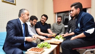 Öğrenciler su indirimini çiğ köfte partisiyle kutladı