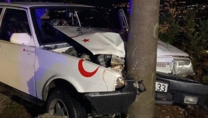 Otomobil aydınlatma direğine çarptı: 2 yaralı