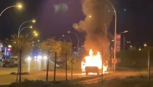 Seyir halindeki otomobil alev topuna döndü