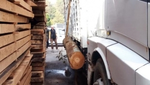 Tomrukla kamyon arasında sıkışan şoförün bacağı koptu