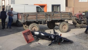 Traktör ile motosiklet çarpıştı: 1 ağır yaralı