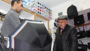 Yağmur yağdı, şemsiye satışları patladı