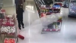Yangın tüpü düştü, market toz bulutuyla kaplandı