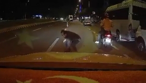 Yola kağıt paralar saçıldı, yayalar ve sürücüler toplamak için birbiriyle yarıştı