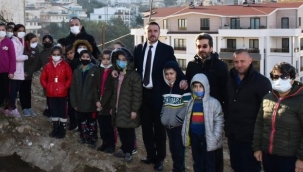 Başkan Tanır, çocuklarla birlikte ağaç dikti
