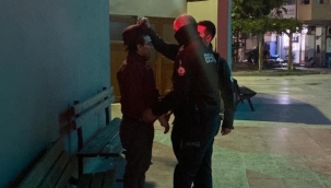 Camiye giren hırsız kovalamacayla yakalandı