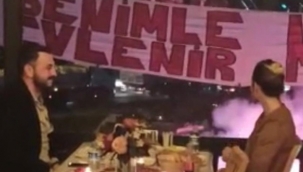 Dev pankartla evlilik teklifi şoke etti