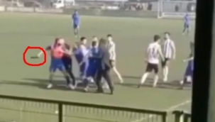 Futbolcuya kramponla saldırdı, o anlar kamerada