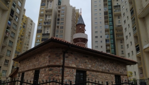 Gökdelenlerin gölgesinde 700 yıllık en küçük cami