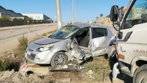 Kamyonet, çarpıştığı otomobili direğe sıkıştırdı: 3 yaralı