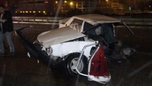 Kamyonun çarptığı otomobil ikiye ayrıldı: 2 yaralı
