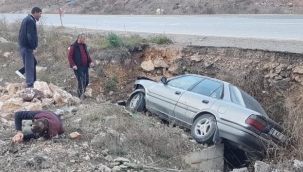 Kontrolden çıkan otomobil kanala uçtu