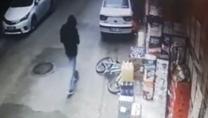 Küçük kızın bisikletini çaldı kaçtı!