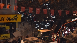 Malatya'da 2 katlı binanın çökme anı ile yaşanan panik kamerada