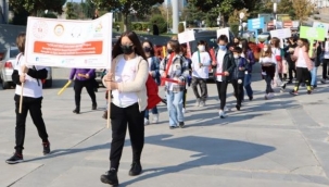 Minik öğrenciler sokak hayvanları için mama dağıttı