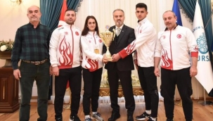 Ödüllü sporculardan Başkan Aktaş’a ziyaret
