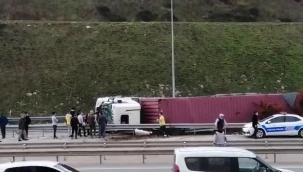 Otoban'da virajı alamayan TIR devrildi