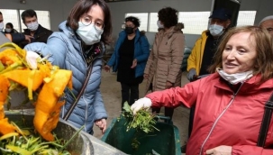 Pazardan topladıkları atıklardan kompost yapmayı öğrendiler