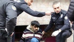 Polise bıçakla saldıran şahıs, ayağından vuruldu