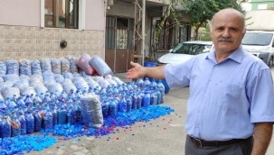 Topladığı kapakları sokakta sergiledi