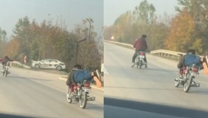 Trafiği tehlikeye düşüren iki genç yakalandı