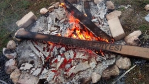 Vandallar parkı yakıp yıktı