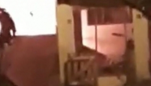 Yanan evine odun atan adam şaşırttı