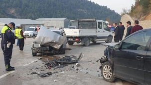 Zincirleme kaza: 2 otomobil ve 1 servis aracı çarpıştı