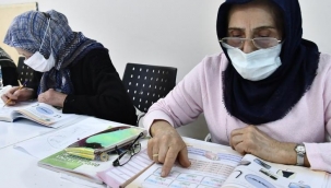 65 yaşında okuma yazma öğrendiler