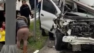 Bariyerlere saplanan otomobilden burnu bile kanamadan çıktı