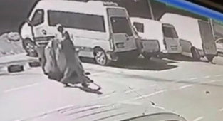 Çöp konteynerini çek çek arabaya koyarak çaldılar