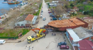 Devasa tekne karadan yürütüp sahile böyle taşındı