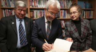 Emekliler Meclisi’nin 100 bininci kitap gururu