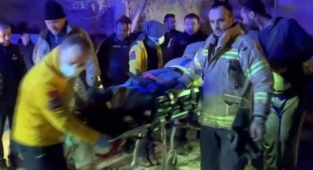 Freni boşalan kamyonet çocuk parkına daldı: 2 yaralı