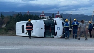Gemlik’te işçi servisi ile otomobil çarpıştı: 2 yaralı