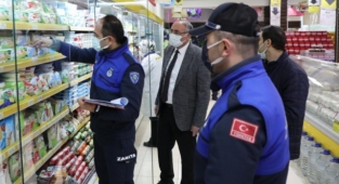 Gemlik zabıtası vatandaşın yanında