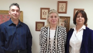 Harflerin ve boyanın sudaki raksı büyülüyor