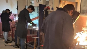 Hem lise okuyor, hem okulların demir işlerini yapıyorlar